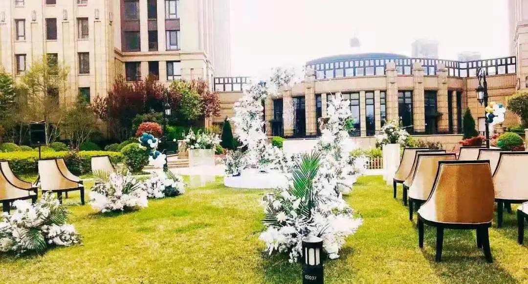 草坪婚礼又增添了一份唯美和浪漫,好温馨浪漫的草坪婚礼