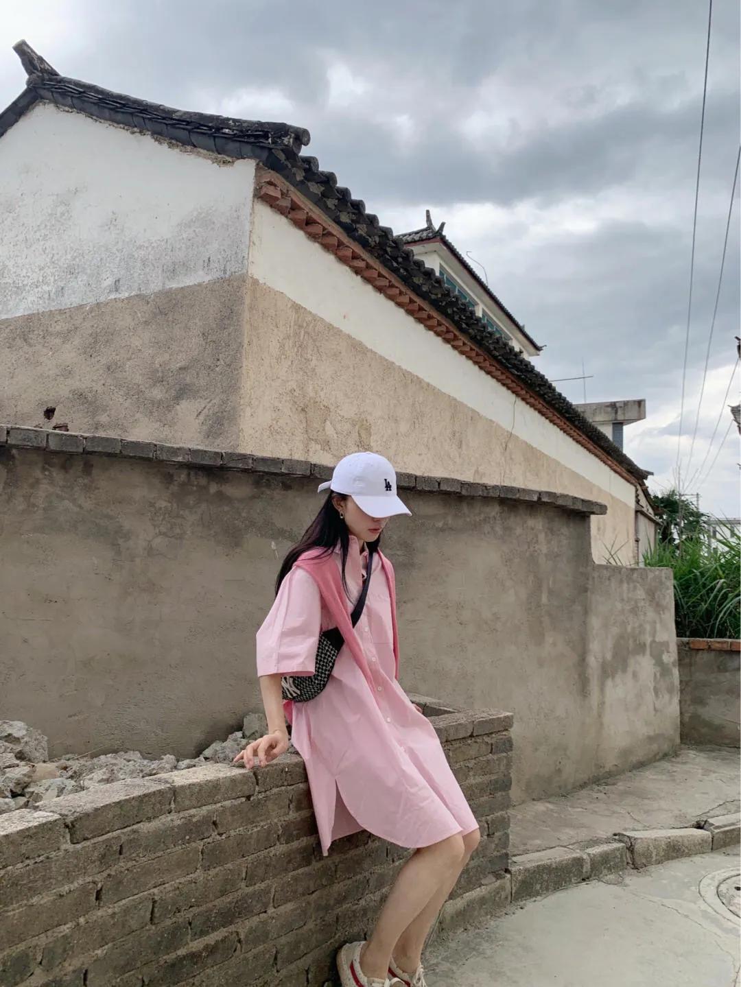 中性风酷帅棒球帽穿搭,秋冬杏色棒球帽穿搭