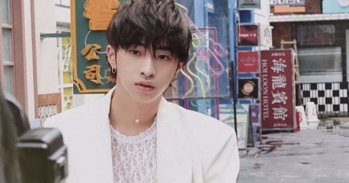 庾恩利出道，挑战白色透视装，曾因穿女装引争议，伊能静转发支持