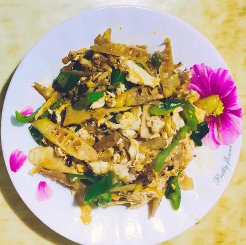 做一盘鲜嫩的竹笋凉拌吃最爽口了,新鲜竹笋这样做开胃下饭方法简单