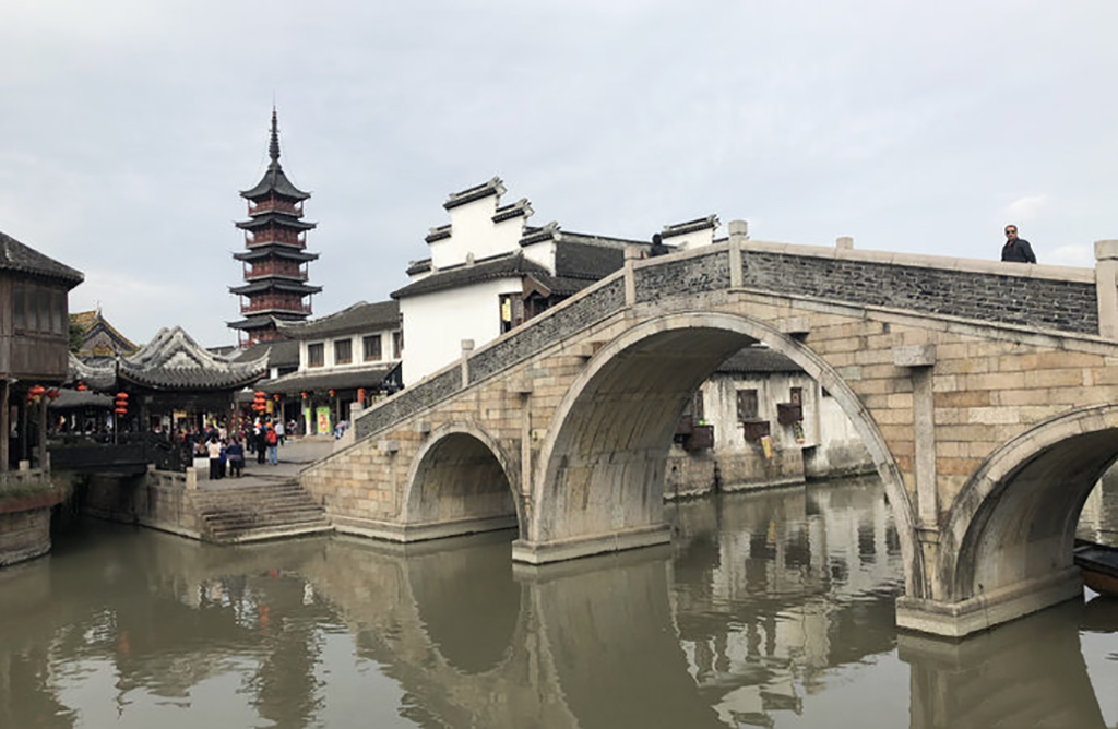 千灯古镇里的卧佛,苏州值得去的古镇