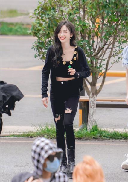 妈妈看了要流泪！吴宣仪录节目衣服“烂”到毛边，年轻人这么省？