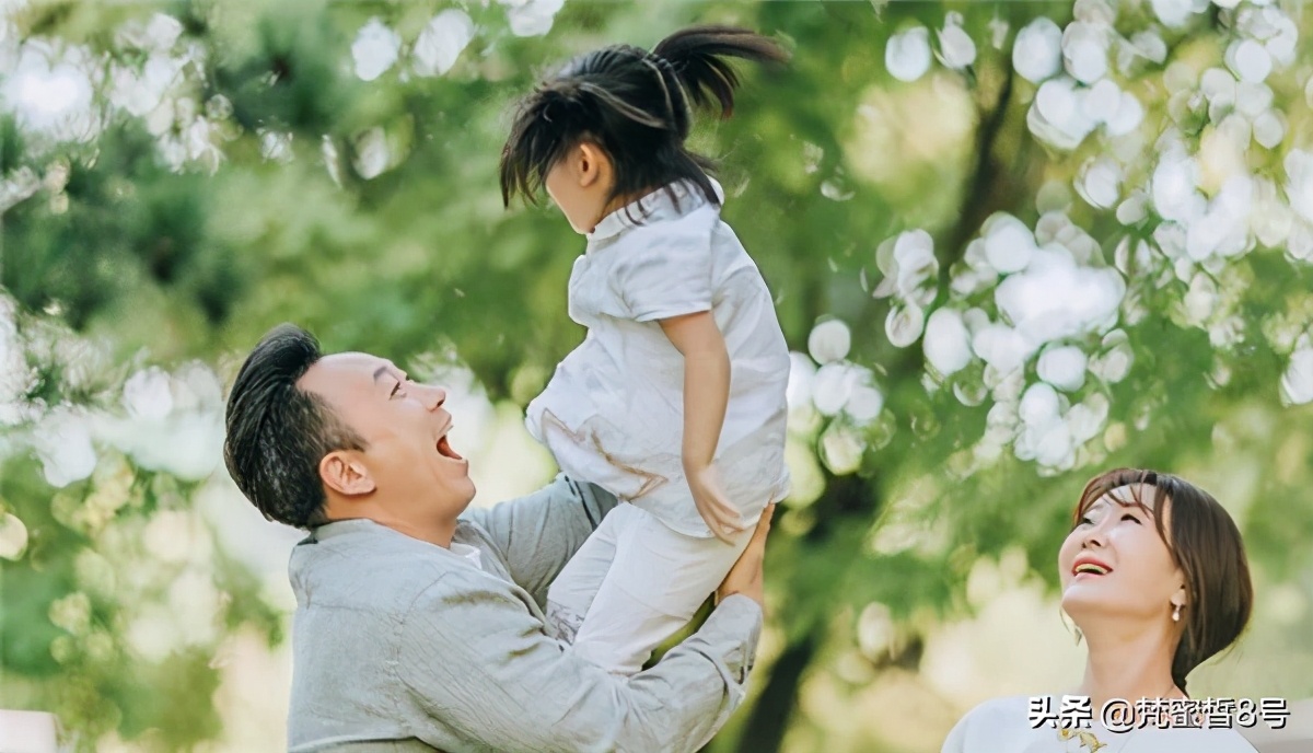 前央视主持王小骞现身，直言高跟鞋是刑具，丁克14年现成女儿奴