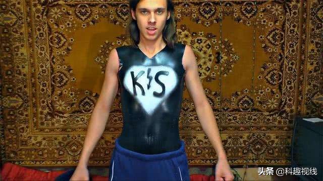 外国人发明喷雾器当衣服穿,牛人发明喷雾衣服视频