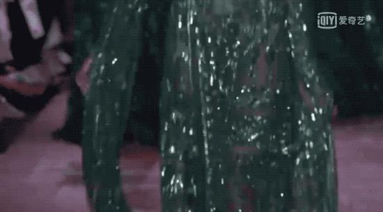 刘亦菲金裙子,刘亦菲穿一袭仙女裙现身活动