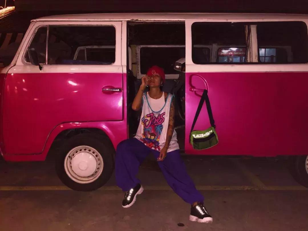 比黑丝妞还让人无法抵抗的,是这些穿球鞋的漂亮妹妹...