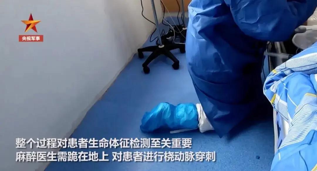 深入“红区”，直击ECMO上机治疗全过程：生死营救5小时，医生跪地抢救…