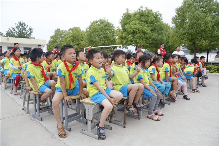 六一儿童节献爱心慰问活动,关爱困境儿童六一慰问暖童心