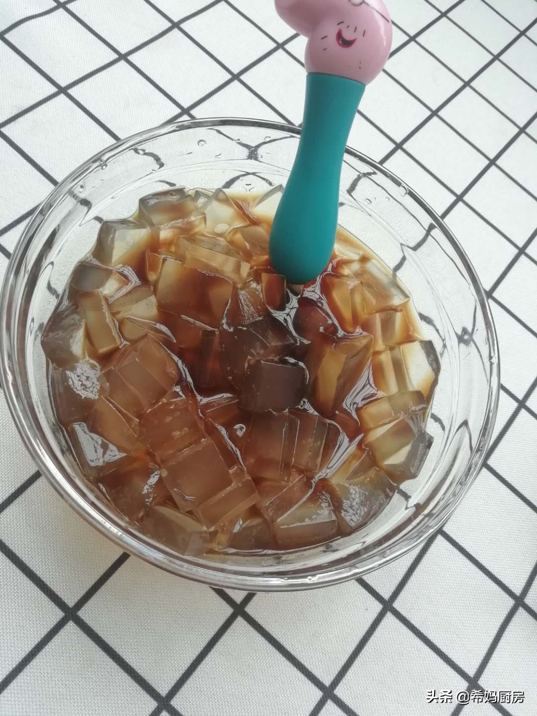 自制红糖凉粉，清凉爽口，两样食材就搞定