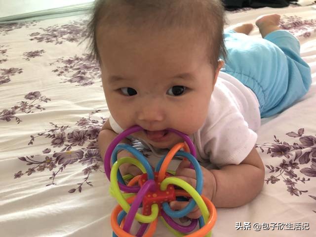 宝宝出牙期怎样缓解不适的情绪呢,出牙期的宝宝这么痛苦三招缓解