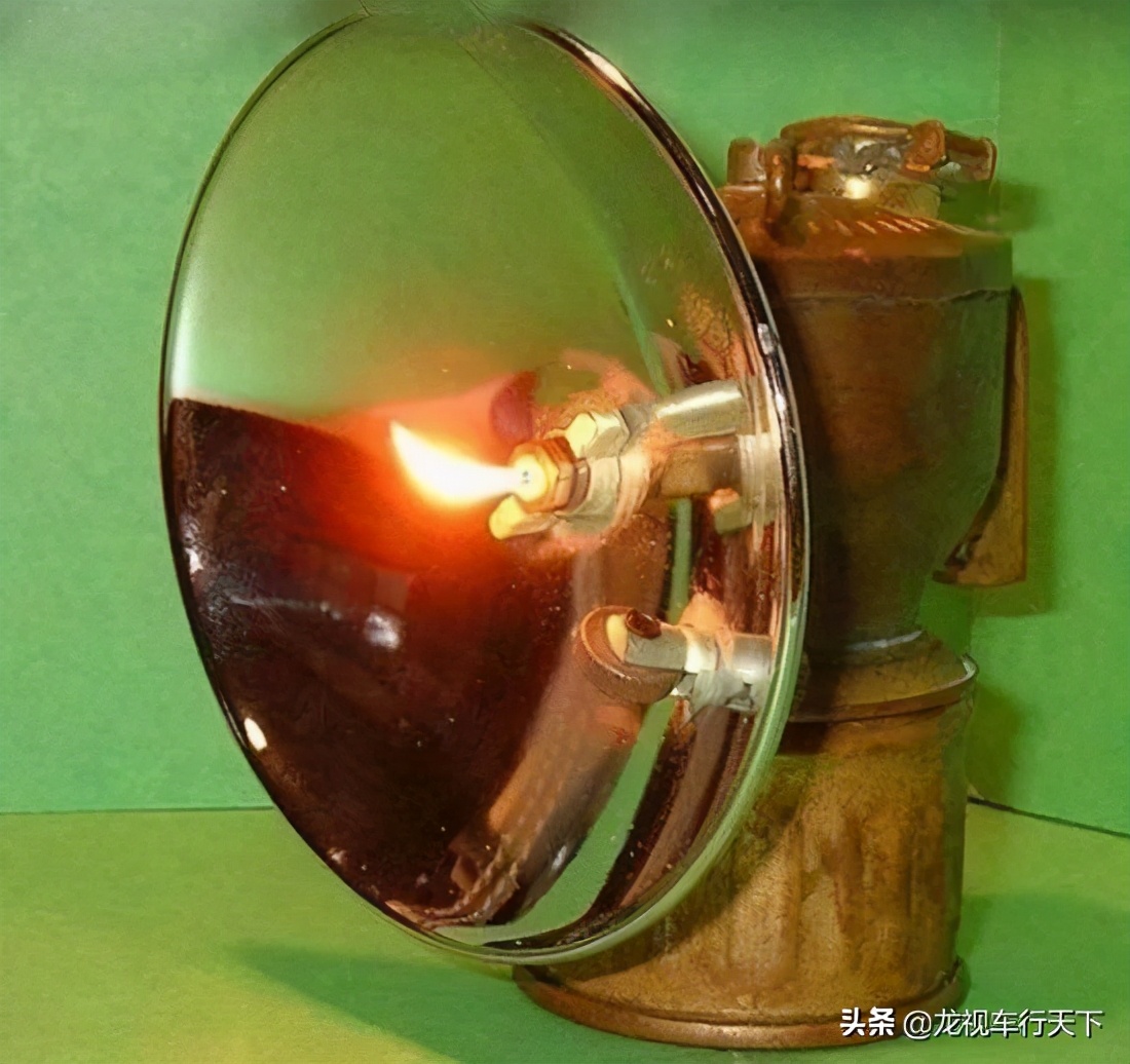 汽车大灯进化史,汽车大灯进化史解析