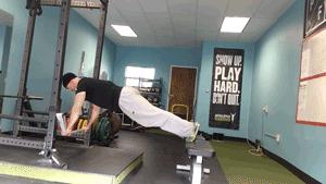 卧推肩膀疼怎么缓解,卧推肩膀疼如何做康复