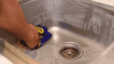 灶台油垢太脏难清洁,灶台油污太重粘一起怎么解决