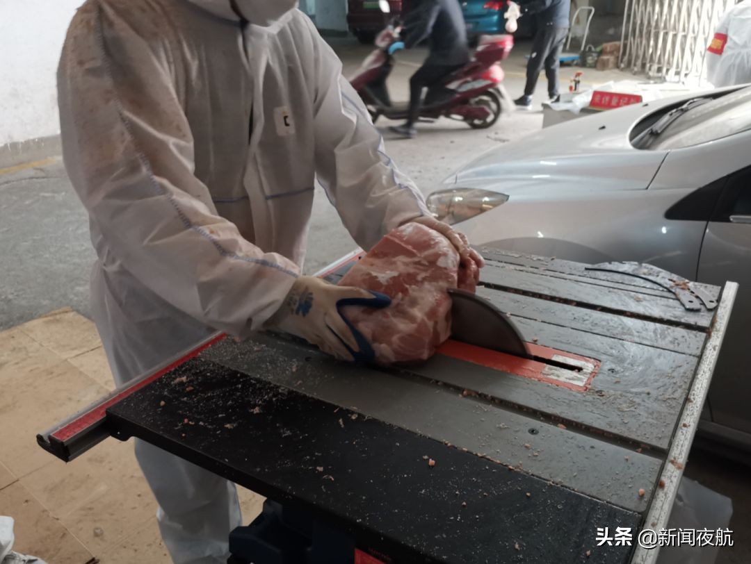 每切一块冻猪肉,就像下了一场猪肉味儿的雪……