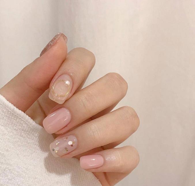 万能的亮片美甲不仅让你的指尖更出众，还会让你拥有好心情哦！