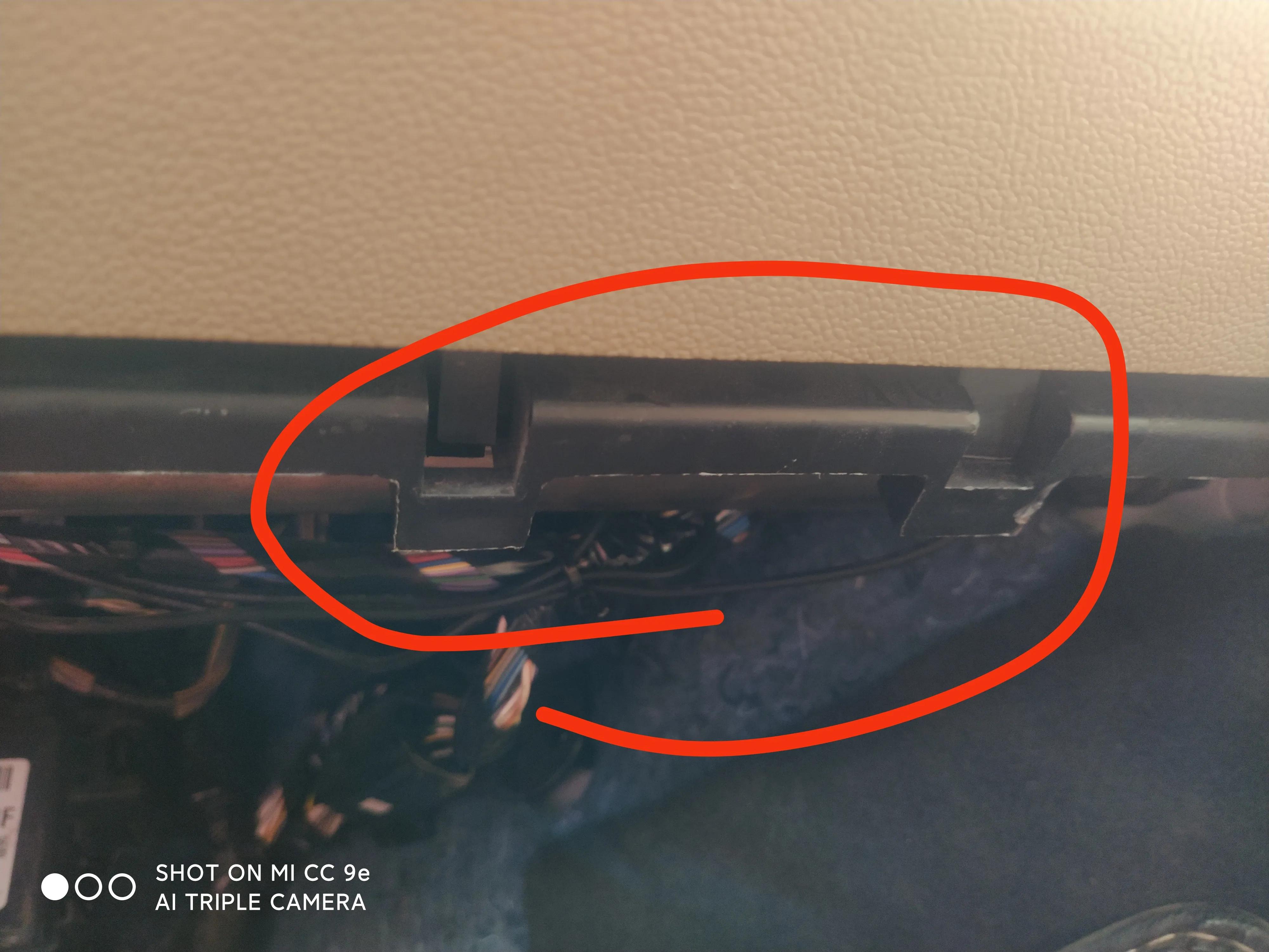 福睿斯手套箱卡扣拆卸,17年福睿斯副驾驶手套箱怎么拆