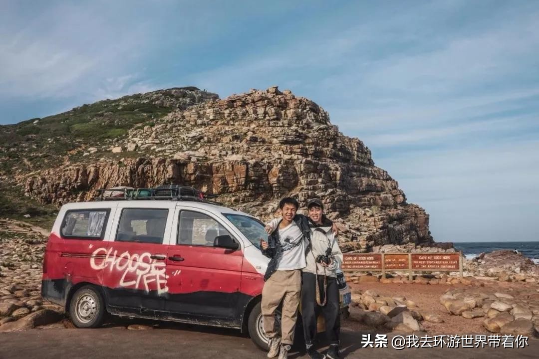 三个人一辆面包车环游世界,3个小伙开面包车
