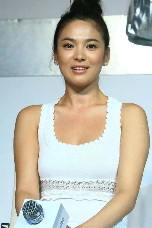 宋慧乔近照曝光一袭粉裙尽显,宋慧乔为什么不显老