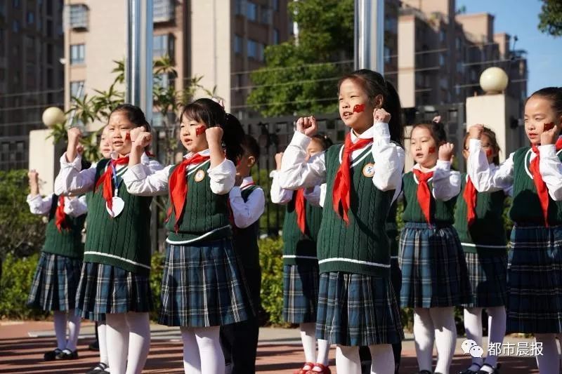 唐装、旗袍、英伦风,徐州各校的校服“秀”出新高度