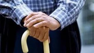 早上起床手胀难握拳怎么回事,早上起来手僵硬动不了是怎么回事