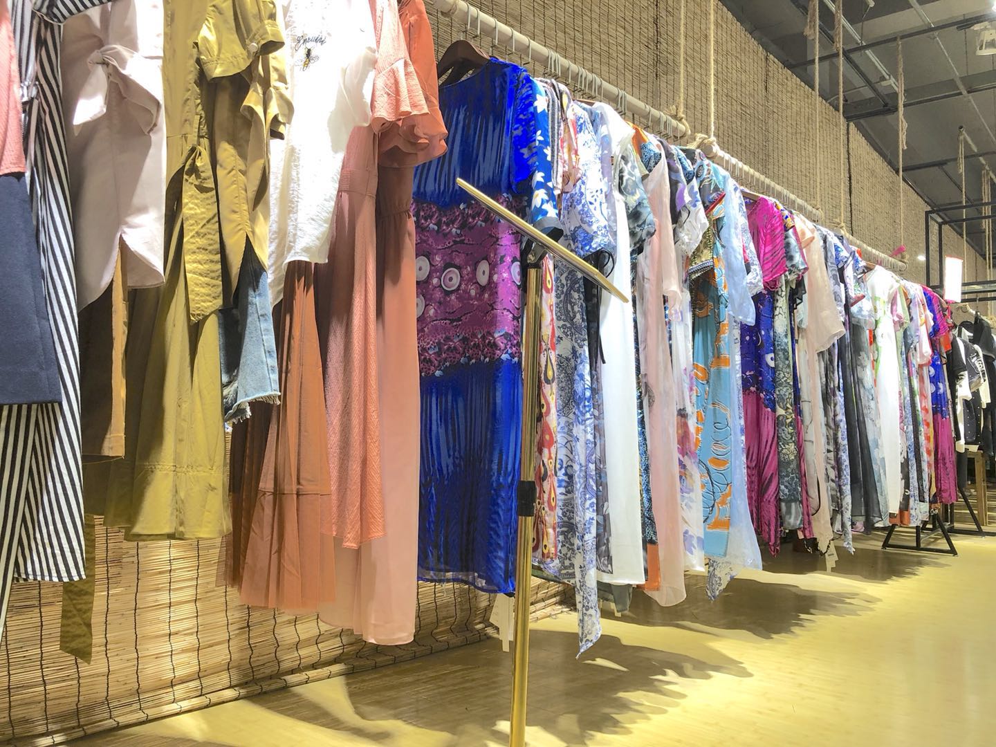 服装店新手去拿货哪里比较好,服装店的衣服进货渠道