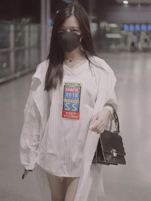 陈意涵超深v吊带长裙,陈意涵机场穿牛仔衣