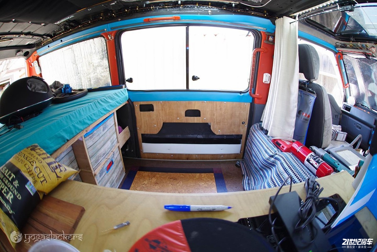 小伙买八手车,小伙买了6米8房车