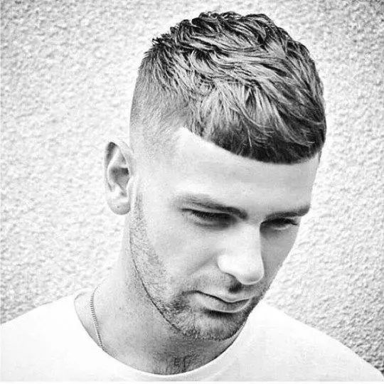 头发两边炸开怎么解决,头发顶部老是鼓起来怎么剪