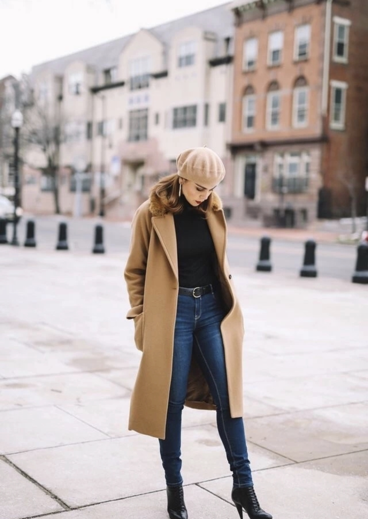 驼色大衣配黑色微喇裤,驼色大衣搭配黑色工装裤