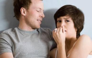 牙齿里很臭的小颗粒,牙齿里黄黄的东西闻起来特别臭