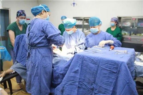 新生儿头皮血肿处头发少正常吗,新生儿头皮血肿和头皮水肿鉴别