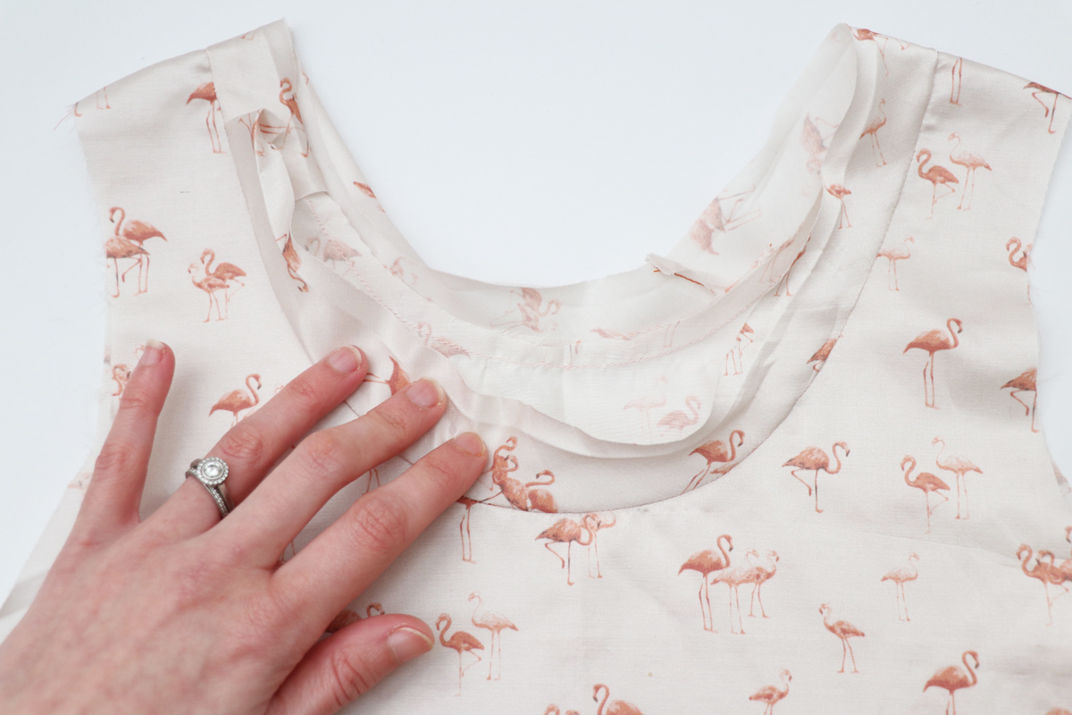 领口和领子的缝合方法,v领领口中间有三针平针缝合方法