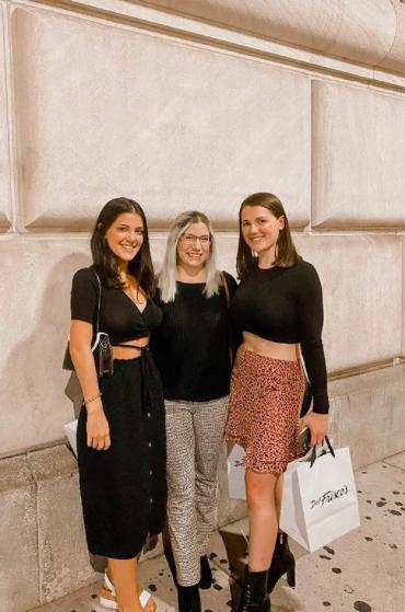 18岁女孩每隔十天又流血,18岁女孩一个月月经来二次