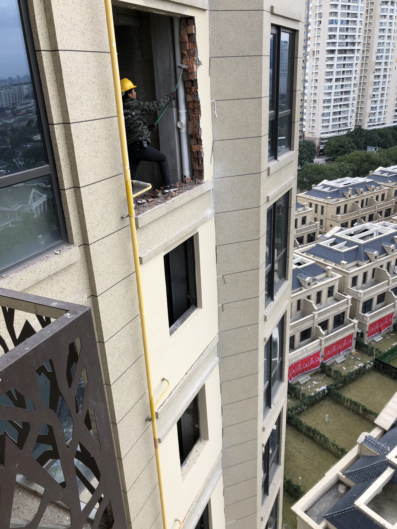 两栋楼违法占耕地被强拆,2亿豪宅违章建筑被拆