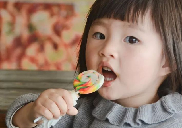 皱巴巴的婴儿啥样,刚出生的宝宝皱巴巴的几天正常