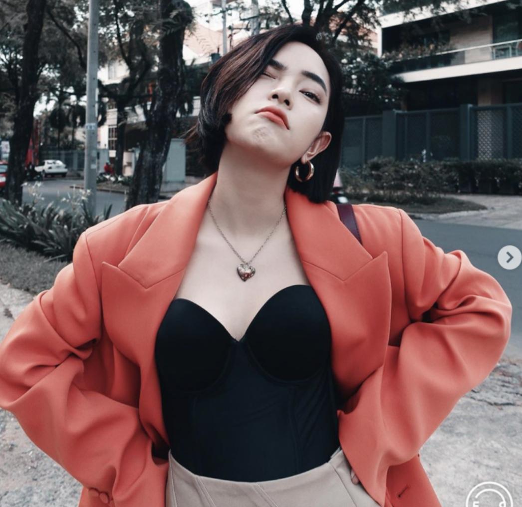 宋慧乔穿黑色v领,35岁宋慧乔穿搭