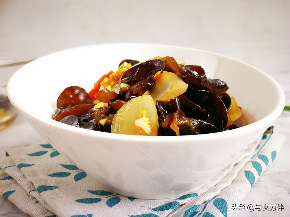 洋葱拌木耳洋葱泡水吗,洋葱拌木耳洋葱怎么做才不会辛辣