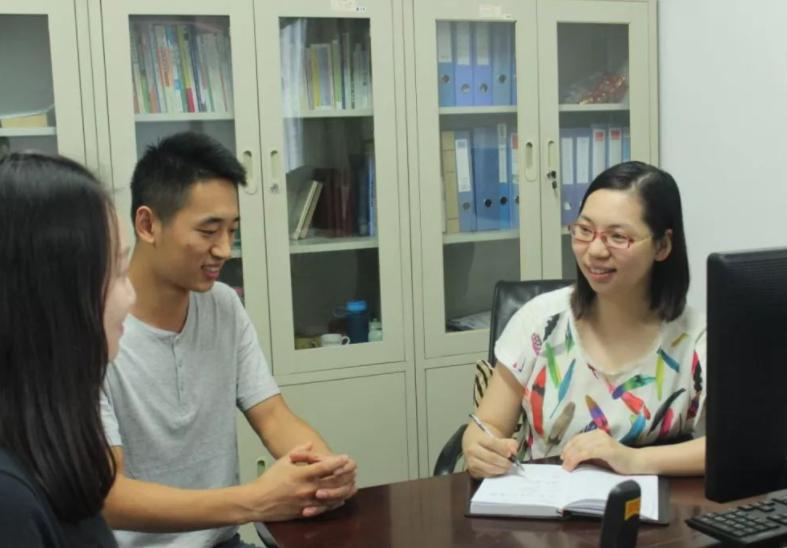 大学辅导员工资单曝光,看到真实收入后,网友直呼羡慕极了