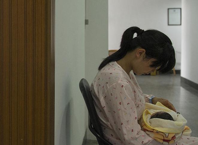 产后怎么判断子宫还有残留物,产后怎么看子宫归位没