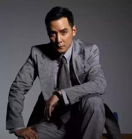 吴彦祖秃顶变苏大强版照片,吴彦祖老态尽显撞脸苏大强