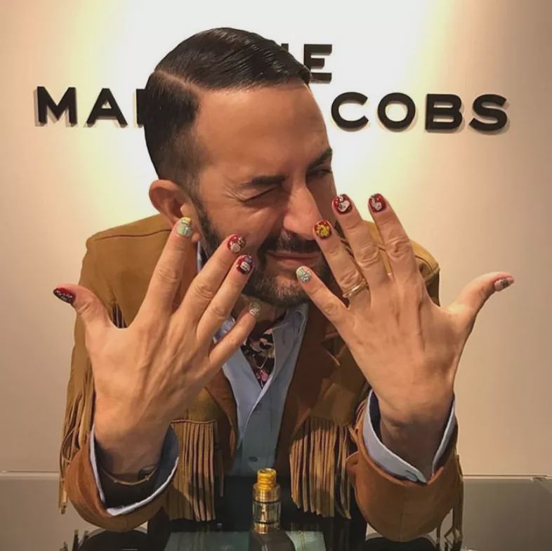 marcjacobs是哪个品牌设计师,marcjacobs设计师蓝色脖饰