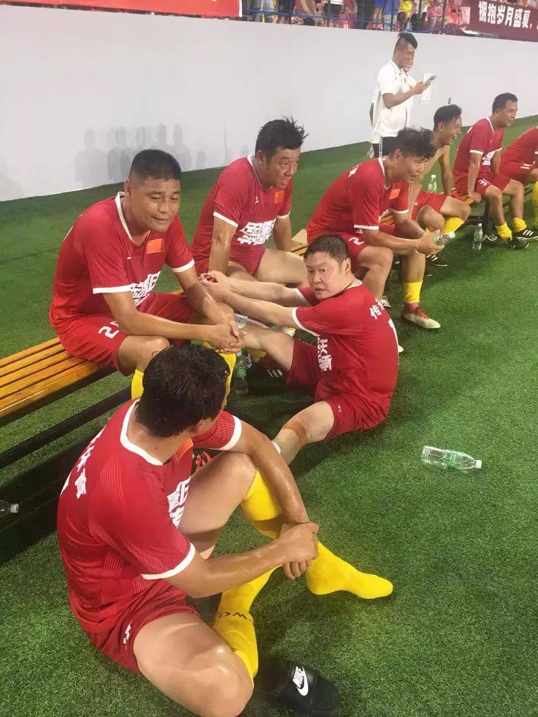 足球球星场边秀恩爱,国外足球情侣秀恩爱