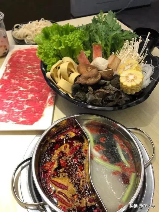 小火锅锅底有六种口味满足你,一桌小火锅