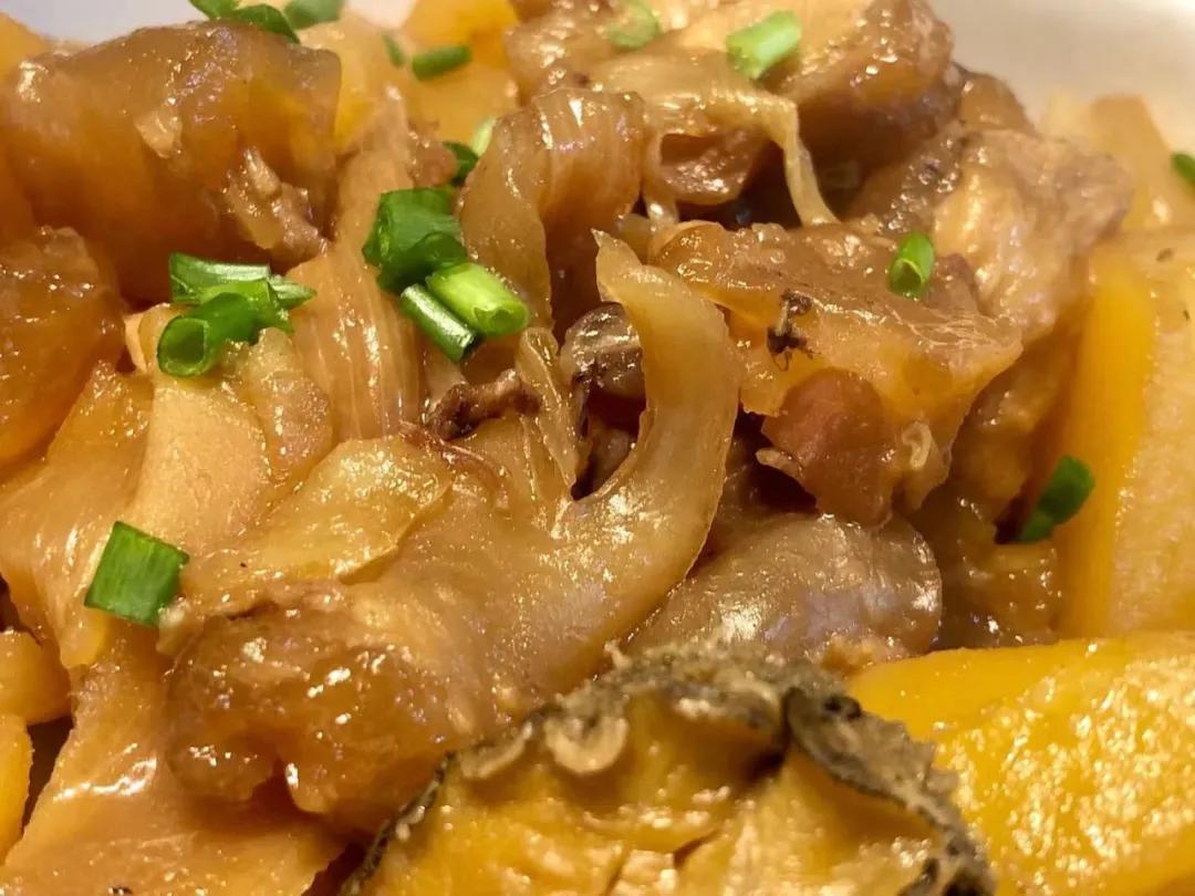 潮爸8月12日午餐记录，鲍鱼烧牛蹄筋、龙口粉丝烧大虾