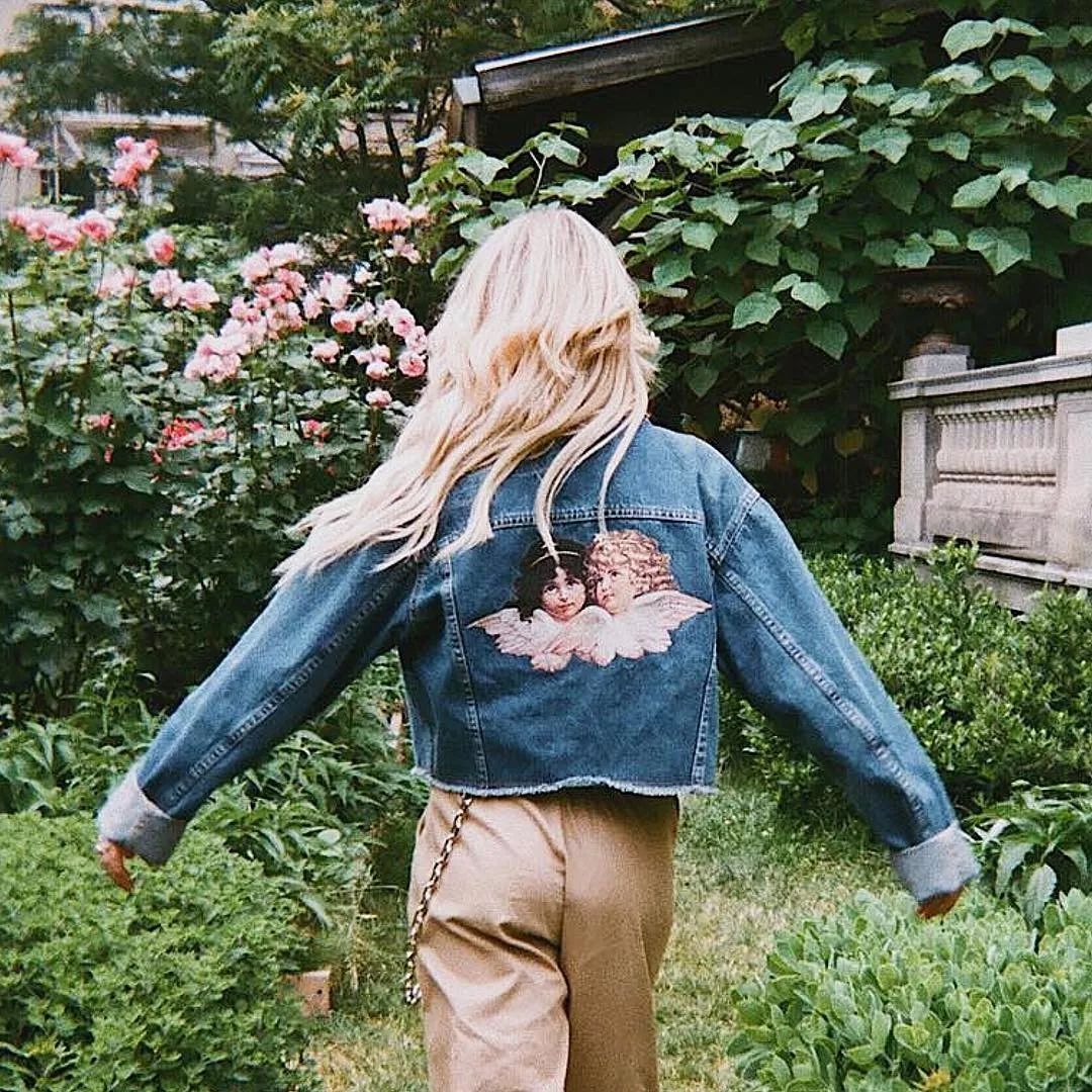 人间芭比lisa白色衣服跳舞,人间芭比lisa穿蓝衣服跳舞