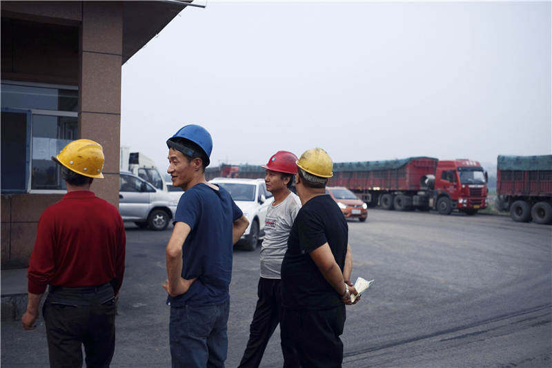 从煤炭价格“*轨双**制”结束后的一夜暴富，到“煤改”后的变故，山西煤运货车司机见证了足够戏剧性的一幕幕