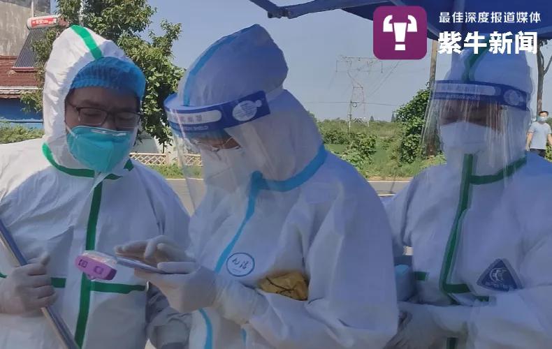 背上写着手机号码的社区医生：我怕穿上防护服居民们找不到我