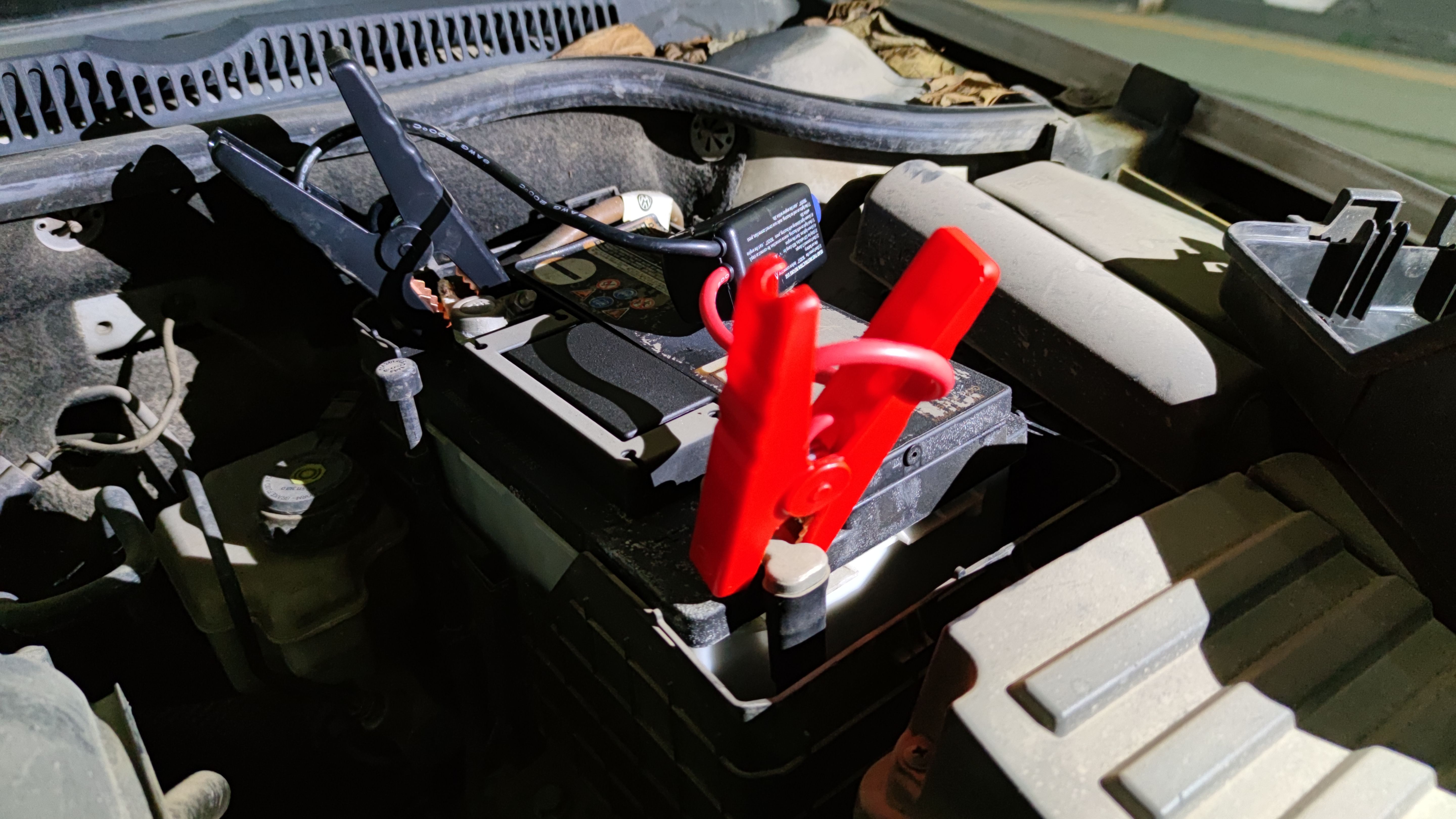 车辆意外熄火如何快速解决？卡儿酷DW2000启动电源来帮你