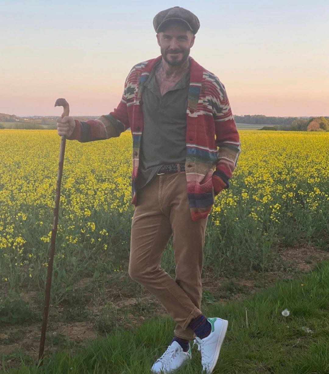 贝克汉姆全家六口再度同框,贝克汉姆赤膊踢球