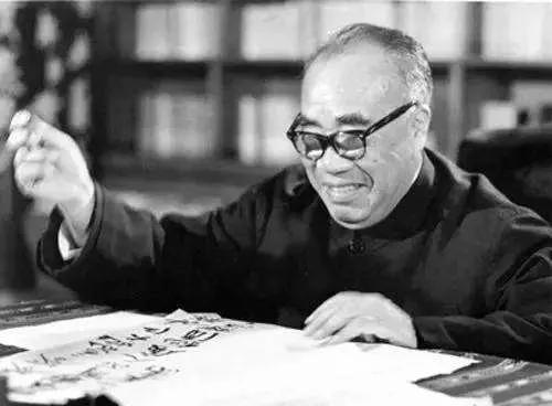 *德朱**之“德”：毛*东泽**评价他是“人民的光荣”